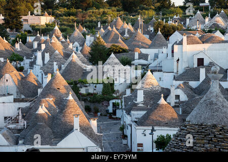 Die typische konische Steindächern Trulli Häuser in Alberobello, Apulien, Italien. Stockfoto