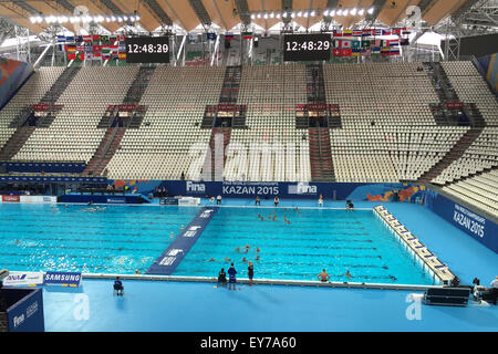 Kazan, Russland. 23. Juli 2015. Blick auf den Pool in der Arena in Kazan, Russland, 23. Juli 2015. Die Wettbewerbe im Haupt- und synchronisierte schwimmen statt zum ersten Mal in einem umgebauten Fußballstadion. Die neu erstellte Weltcup-Arena für 2018 bietet Platz für bis zu 12.000 Zuschauer. Foto: Marc Zeilhofer/Dpa/Alamy Live News Stockfoto