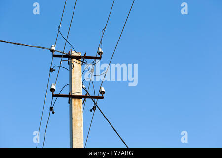 Hochspannungs-Strommasten gegen blauen Himmel Stockfoto