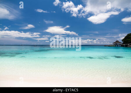 Tropische Landschaft mit türkisblauem Meer und weißem Sandstrand Stockfoto