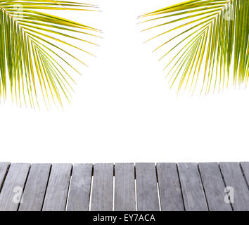 Hölzerne Pier und Palm-Baum Blätter Silhouette isoliert auf weißem Hintergrund Stockfoto