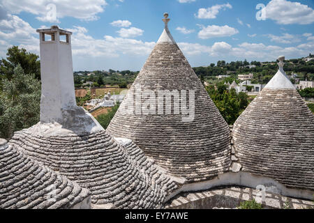 Blick über die konische Stein Dächer der Trulli Häuser auf dem Lande, Locorotondo, in das Itria-Tal, Pugli, Italien Stockfoto