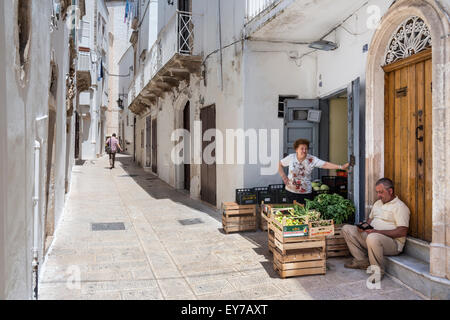 Gemüse-Stall in den barocken Seitenstraßen von Martina Franca, in das Itria-Tal, Apulien, Italien. Stockfoto