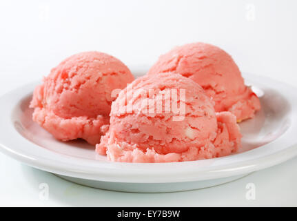 Drei Kugeln Erdbeer-sorbet Stockfoto