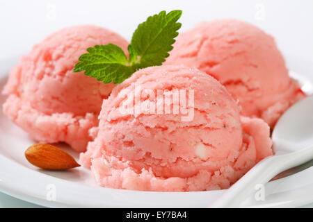 Drei Kugeln Erdbeer-sorbet Stockfoto