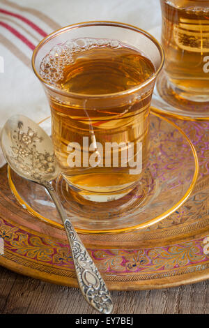 Türkischer Apfeltee serviert einen süßen Apfel aromatisierte Getränke in türkischen Tee Gläser Stockfoto