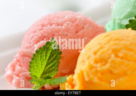 Kugeln Eis auf Teller Stockfoto