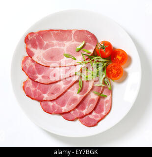 Dünne Scheiben geräucherter Schweinenacken Stockfoto