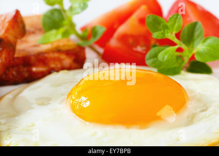 Gebratener Fleischkäse mit Sonnenseite, Spiegelei Stockfoto