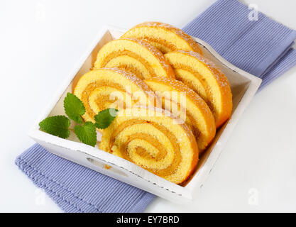 Scheiben Biskuitrolle Kuchen mit Mokka-Mandel-Füllung Stockfoto