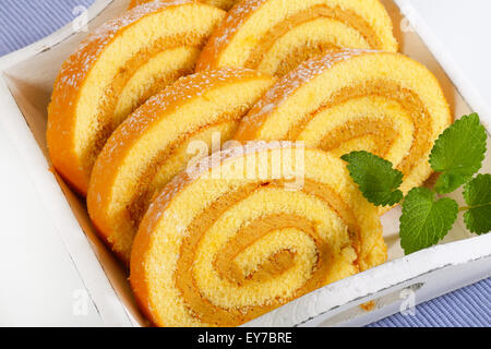 Scheiben Biskuitrolle Kuchen mit Kaffee-Mousse Creme gefüllt Stockfoto