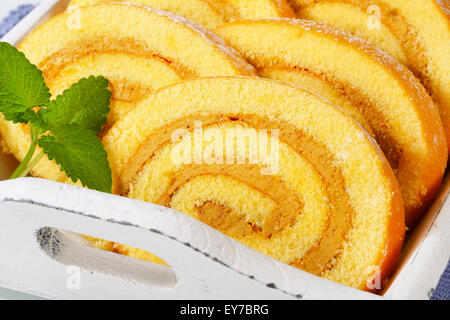 Scheiben Biskuitrolle Kuchen mit Kaffee-Mousse Creme gefüllt Stockfoto