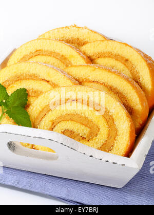 Scheiben Biskuitrolle Kuchen mit Mokka-Mandel-Füllung Stockfoto