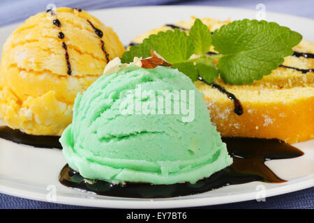 Biskuitrolle Kuchen mit Eis und Schokosauce Stockfoto
