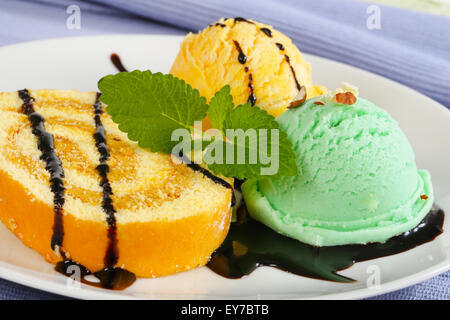 Biskuitrolle Kuchen mit Eis und Schokosauce Stockfoto