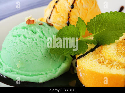 Biskuitrolle Kuchen mit Eis und Schokosauce Stockfoto