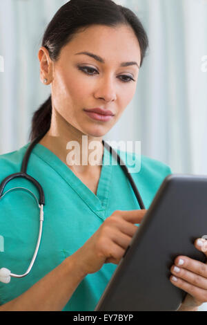 Ärztin mit digital-Tablette Stockfoto