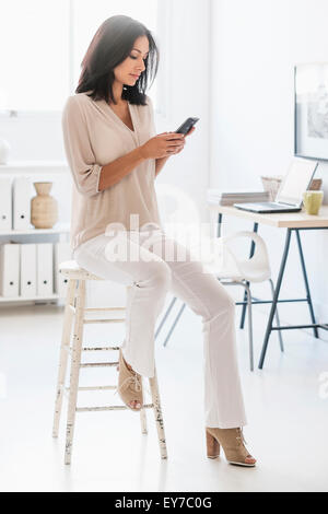 Frau mit Smartphone Stockfoto