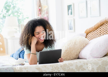 Teenager-Mädchen (16-17) mit tablet-pc im Schlafzimmer Stockfoto