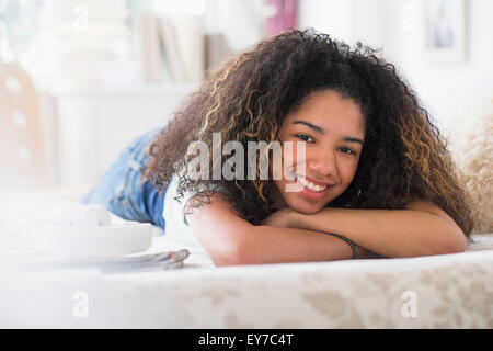 Porträt von Teenager-Mädchen (16-17) auf Bett liegend Stockfoto