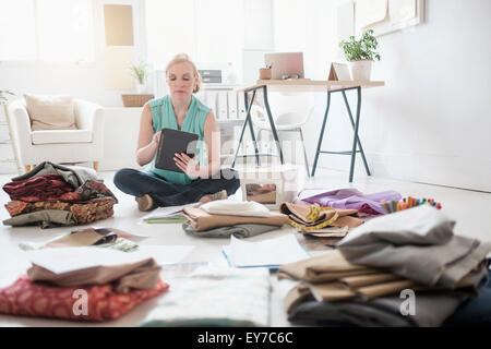 Professionelles Arbeiten im Wohnzimmer-Design Stockfoto