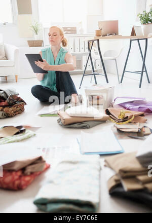 Mode-Designer arbeiten im studio Stockfoto