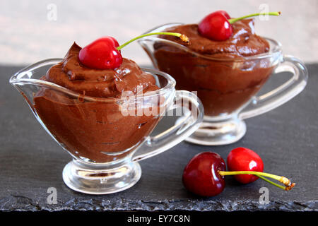 Gesunden Avocado Creme Schokoladendessert mit Kirschen Stockfoto