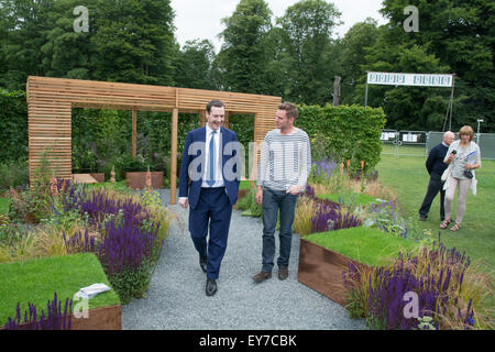 Tatton Park, Cheshire, UK. 23. Juli 2015. Kanzler George Osborne an die RHS Flower Show mit jungen Designer Josh Chapman, eine Silber vergoldete Medaille für seinen Entwurf "Der perfekte Rasen" gewonnen. Bildnachweis: Simon Maycock/Alamy Live-Nachrichten Stockfoto