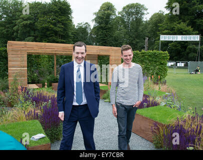 Tatton Park, Cheshire, UK. 23. Juli 2015. Kanzler George Osborne an die RHS Flower Show mit jungen Designer Josh Chapman, eine Silber vergoldete Medaille für seinen Entwurf "Der perfekte Rasen" gewonnen. Stockfoto