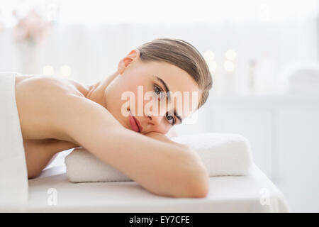 Junge Frau Entspannung im spa Stockfoto