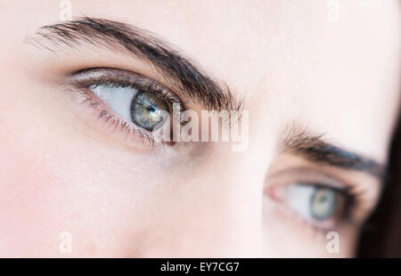 Porträt der jungen Frau mit blauen Augen Stockfoto