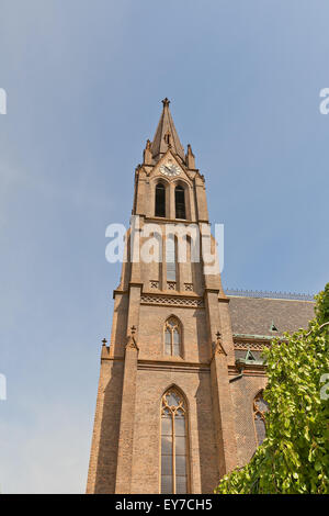 Glocke Turm der Kirche St. Ludmilla von Böhmen (ca. 1892) am Friedensplatz (Namesti Miru) in Prag. Architekt Josef Mocker Stockfoto