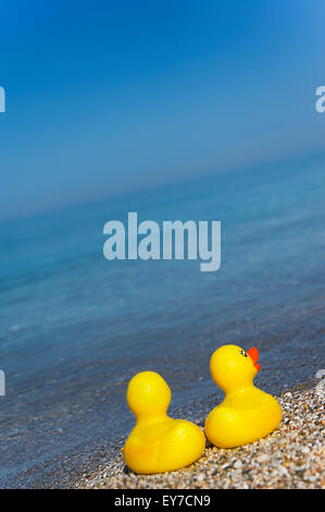 Zwei Quietscheentchen auf der ägäischen Küste Stockfoto