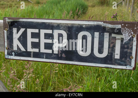 Warnschild - nicht abhalten - am Tor. Metapher für 'gehorchen', geschlossene Besprechung, nicht eingeladen, fernhalten, nichts von Ihrem Geschäft, Hausfriedensbruch. Stockfoto