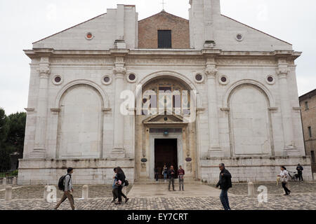 Fußgänger vor der Malatesta Tempel, Rimini. Stockfoto