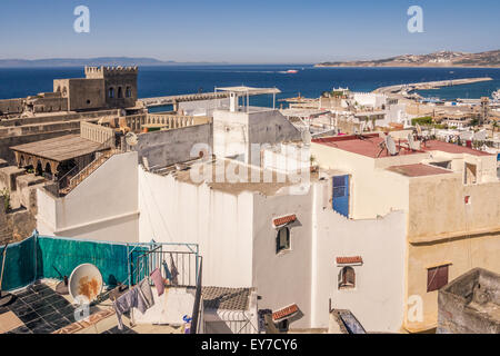Die alte Medina und dem Hafen von Tanger, Marokko, mit Blick auf die Meerenge von Gibraltar und die spanische Küste. Stockfoto
