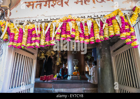 Eingang zum Allerheiligsten von einem Hindu-Tempel in Khajuraho, Madhya Pradesh, Indien Stockfoto