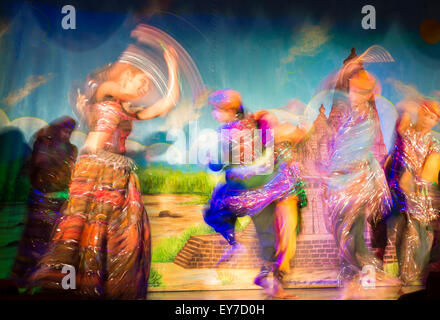 Bunte indische Tänzerinnen auf der Bühne in Khajuraho, Madhya Pradesh, Indien Stockfoto
