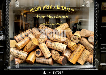 London, England, Vereinigtes Königreich. Riesigen Korken in das Fenster eines Weinhändlers, Berry Bros & Rudd Ltd, 3 St. James-St Stockfoto