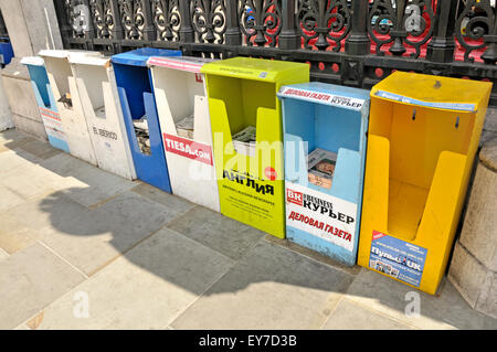 London, England, Vereinigtes Königreich. Auswahl an kostenlosen ausländischen Zeitungen in den Strang außerhalb Charing Cross Station Stockfoto