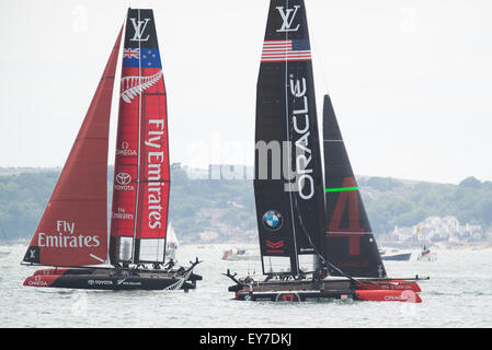 Portsmouth, UK. 23. Juli 2015. Letzten Jahren Herausforderer für die Trophy Oracle Team USA führt Emirates Team New Zealand während der Parade der Segelschiffe am ersten Tag der der Americas Cup. Bildnachweis: MeonStock/Alamy Live-Nachrichten Stockfoto