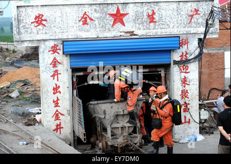 Hegang, Chinas Provinz Heilongjiang. 23. Juli 2015. Retter bereiten Sie den Schaft des Xuxiang Zeche in Hegang Stadt, Nordost-China Provinz Heilongjiang, 23. Juli 2015 geben. Zwei Bergleute bestätigten Toten Mittwoch nach der Kohle wurde mir am Montag überflutet. Ein weiterer 13 Bergleute waren immer noch, mit den Rettungsarbeiten noch im Gange gefangen. Bildnachweis: Wang Song/Xinhua/Alamy Live-Nachrichten Stockfoto