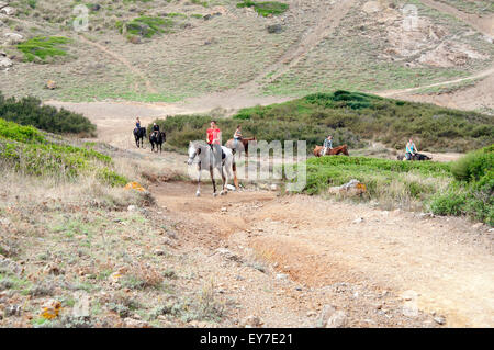 Eine Gruppe von Reitern den Weg zu Pferd entlang der Cami de Cavalls Bridal path auf der Insel Menorca Spanien Stockfoto