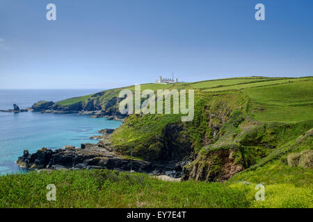 Lizard Point Leuchtturm von Housel Bay, West Cornwall, UK - mit Wanderer auf dem South West Coast Path Stockfoto