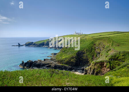 Auf der Suche nach Lizard Point Leuchtturm von Housel Bay, West Cornwall, UK - mit Wanderer auf dem South West Coast Path Stockfoto