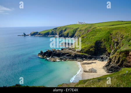 Cornwall Küste Landschaft Blick auf Lizard Point Leuchtturm, Vorgewende und Housel Bay Cove Beach, Lizard Halbinsel, Cornwall, England im Sommer Stockfoto