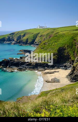 Cornwall UK - Lizard Point Leuchtturm und Housel Bay Cove Beach, Lizard Halbinsel Stockfoto