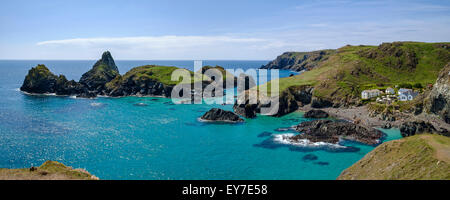 Kynance Cove, Lizard Halbinsel, Cornwall, England, Großbritannien bei Flut - Panorama Pano Stockfoto