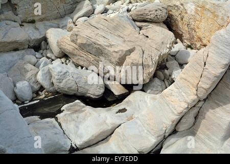 Weiße Marmor Felsen auf der Insel Thassos in Griechenland Stockfoto