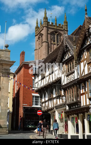 St. Laurence Kirche und Fachwerkbauten in Broad Street, Ludlow, Shropshire. Stockfoto